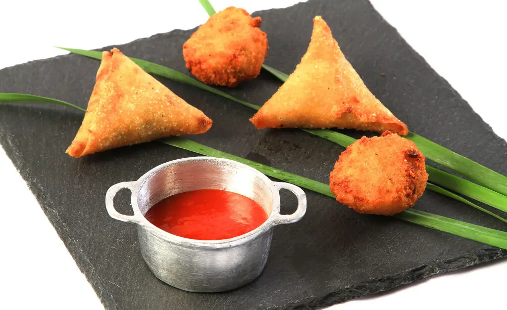 Samoussas et boulettes de morue